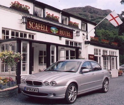 More class: Lunch break at the delightful Scafell Hotel at Rosthwaite, Borrowdale -- a delightful, privately owned time-capsule of comfort. Copyright © 2005, Eddie Wren