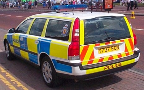 This Northumbria Police Volvo V70 (2000), above, shows typical modern rear coloration, designed to protect the vehicle and occupants, when static. The widely-used 70-series T5 Volvo -- both as the saloon/sedan S70 and the estate/wagon V70 -- has proved to be adequately fast (155mph), highly effective, and extremely popular with officers. © Copyright photo courtesy of 'UK Emergency Vehicles' www.ukemergency.f9.co.uk/index.htm 